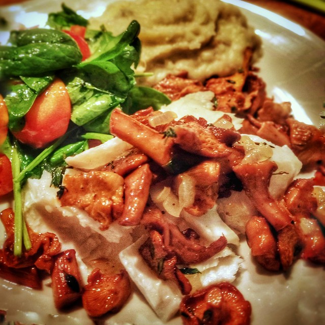 Cod with chanterelles, puree on Jerusalem artichokes and spinach salad.