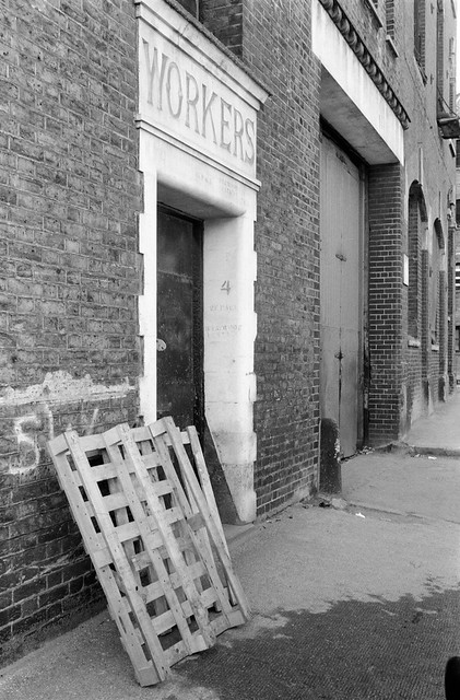Workers Entrance, W & R Jacobs, Biscuit Manufacturers, Jacob St, Bermondsey, Southwark, 1988 88-10p-21-Edit_2400