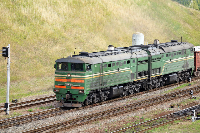 Тепловоз 2ТЭ10МК-3351 с грузовым составом на станции Могилёв-1 (Беларусь).