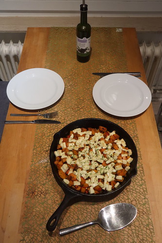 Kürbis-Süßkartoffel-Pfanne mit Feta (Tischbild)
