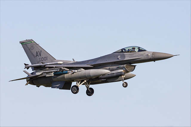 General Dynamics F-16CM Fighting Falcon - 01