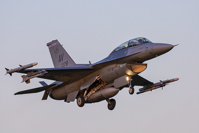General Dynamics F-16DM Fighting Falcon - 02