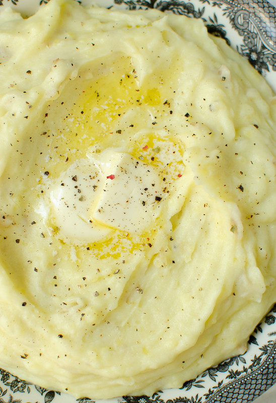 Roasted Garlic Mashed Potatoes - buttery mashed potatoes with roasted garlic. An easy side dish that goes with any meal!