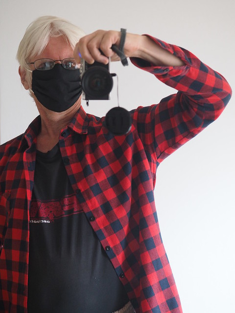 Black Face Mask Protection Camera Selfie © Schwarze Gesichtsmaske Mund-Nase-Bedeckung Mundschutz Kamera ©