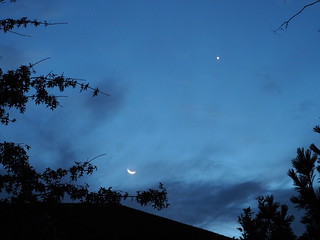 photographie du ciel avant l'aube par JP Newell, avec la Lune croissante et Vénus en étoile du matin