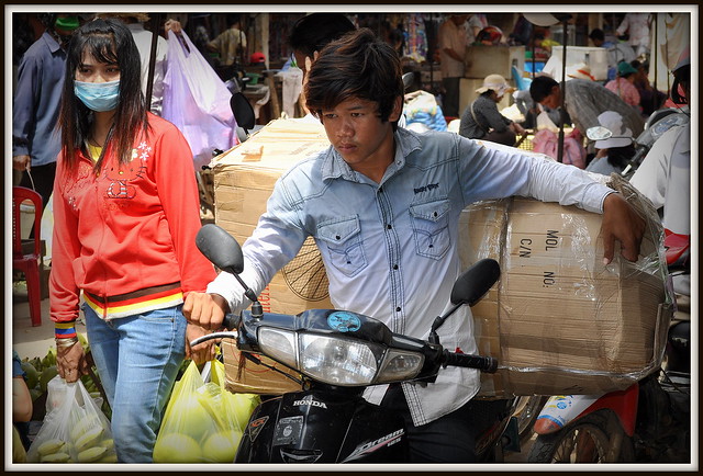 L'art de se faufiler entre les allées du marché en moto.....jamais personne ne rale au cambodge.