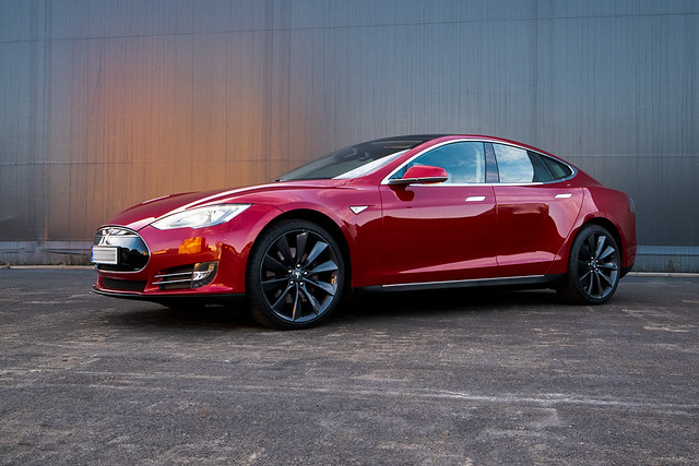 Tesla Model S P85+ (1)