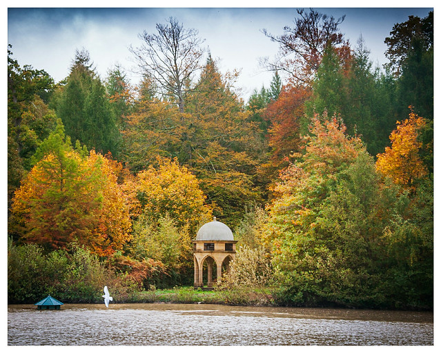 Autumn colours at Benbow Pond, Cowdray Park