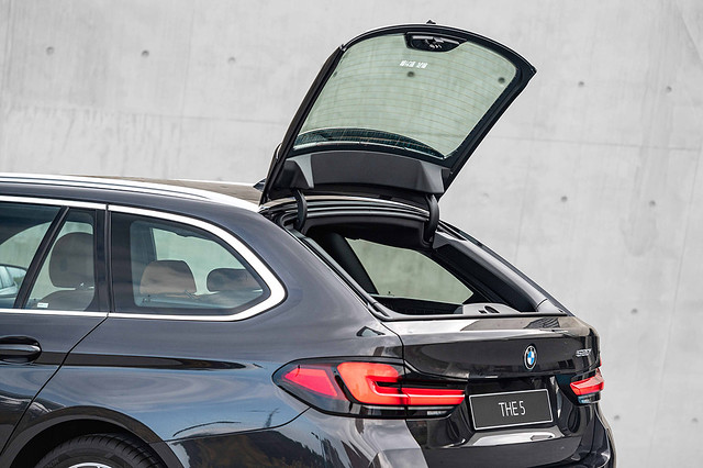 [新聞照片十] BMW Touring車款獨有的獨立開啟式後擋玻璃，搭配40 20 40分離可傾倒後座椅背與電動後廂捲蓋，讓旅程更顯便利