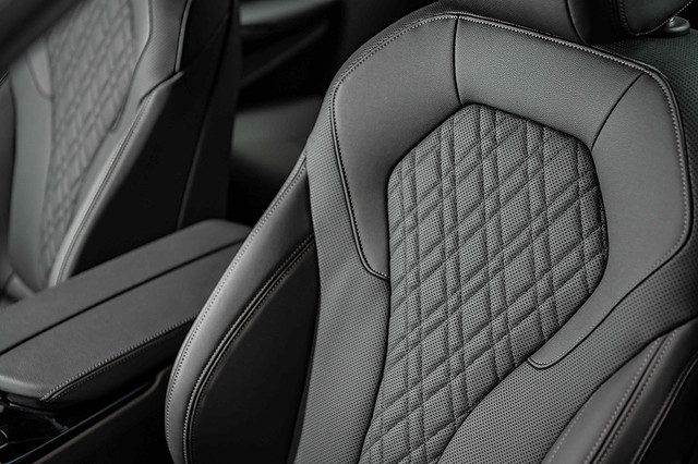 [新聞照片七] 全新BMW 520i M Sport標準配備Sensatec 2.0皮質包覆並加入椅背透氣孔設計，觸感更為柔軟、舒適，雙前座更搭配細膩縫線織成菱格紋