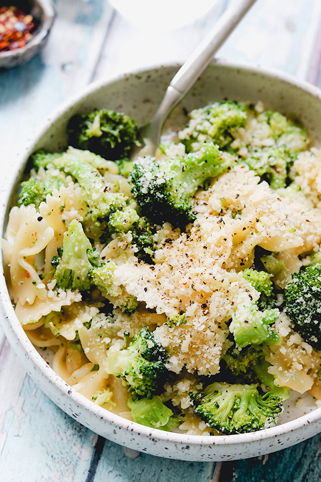 Pasta with Garlicky Broccoli Sauce