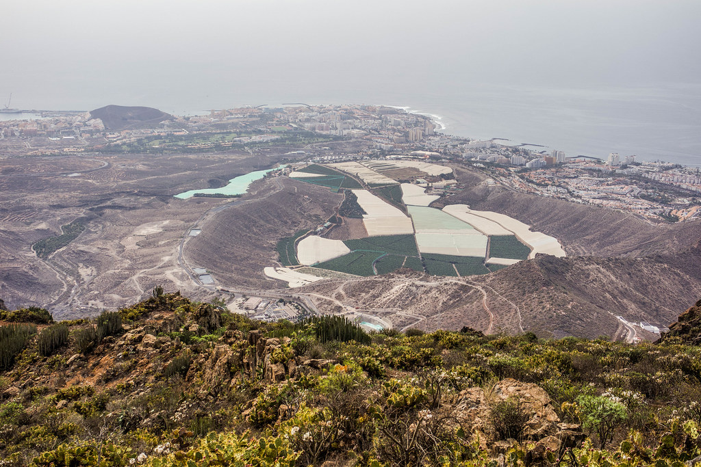 Vista de la zona turistica del sur de Tenerife desde el Roque del Conde