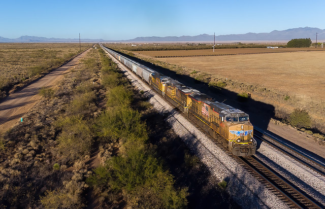 UP 7829 in the lead of a heavy WB grain pulling the grade through Cochise at 14 mph