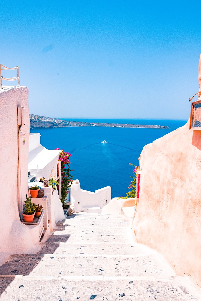 Greece makes a fabulous holiday destination for food lovers. Here Culinary Travels has prepared a guide that will aid you in your choices of food souvenirs