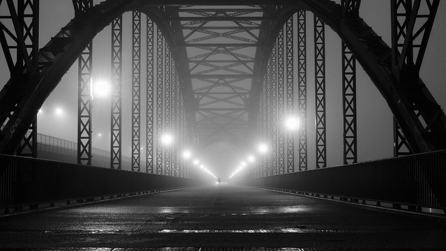 Einsame Figur auf der Brücke. / Lonely figure on the bridge.