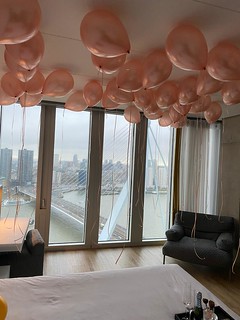 Heliumballonnen Huwelijksaanzoek Rem Koolhaas Suite NHOW Hotel Rotterdam | by Globos Ballonnen
