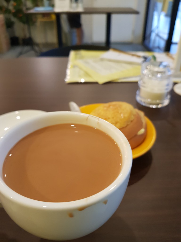 菠蘿油 Polo Bun w/Butter rm$4.50 & 香港絲襪奶茶 Hong Kong Milk Tea rm$4.90 @ 全日菠蘿包專賣店 All day Polo Bun Cafe SS2