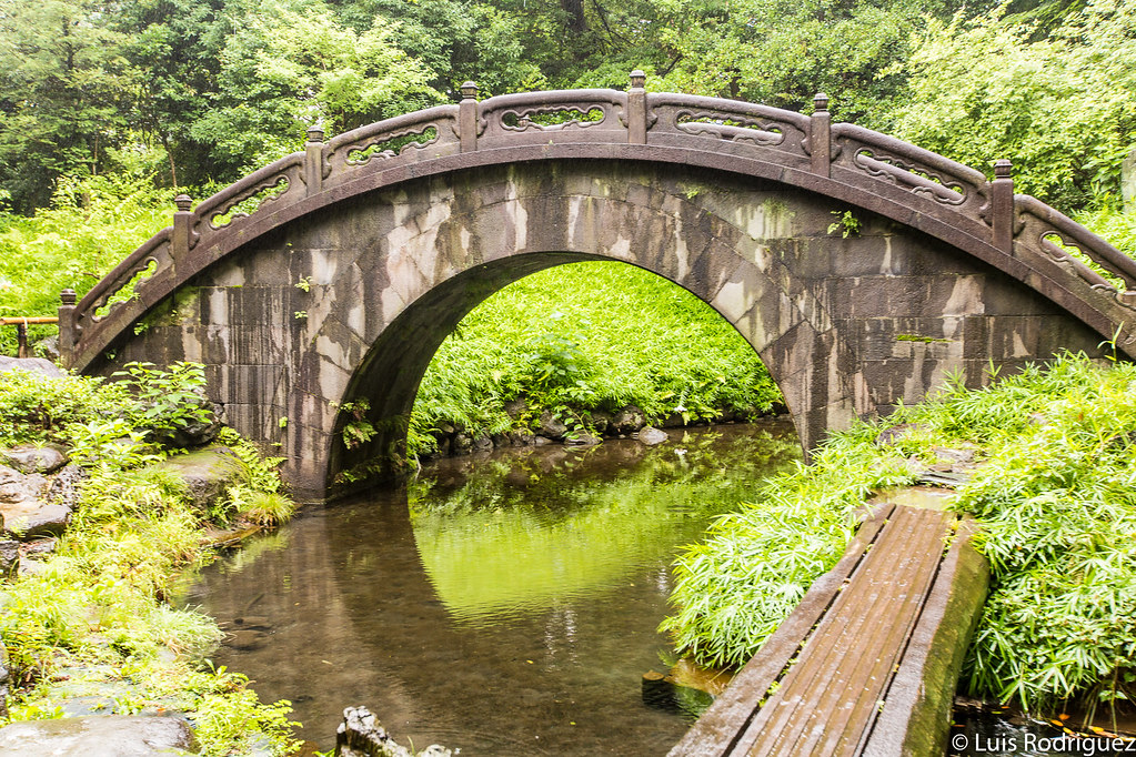 Puente en los jardines Koishikawa Korakuen de Tokio