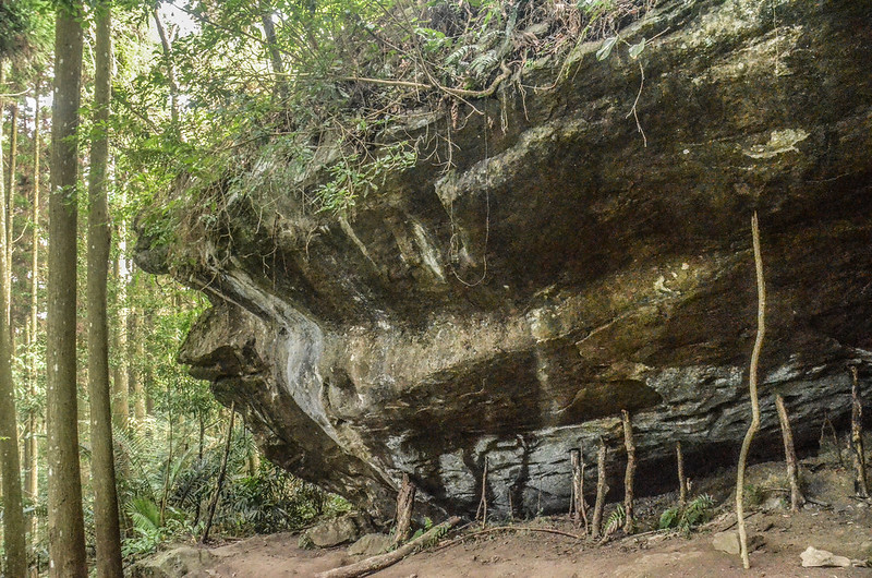 向天湖山凹洞巨岩 (2)