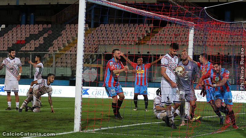 Emanuele Pecorino esulta dopo aver segnato il suo primo gol al 
