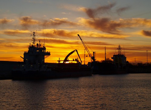 sunset skies silhouettes ships cranes outside westdock goole yorkshire gittersteigen abend gittersteiger