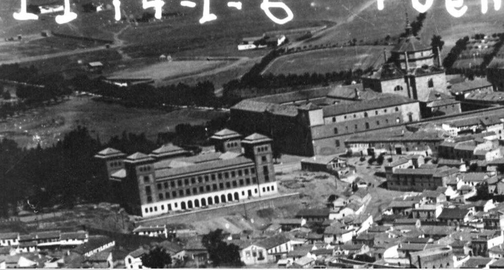 Escuela Normal de Magisterio de la Vega hacia 1935. Detalle de una foto aérea militar.