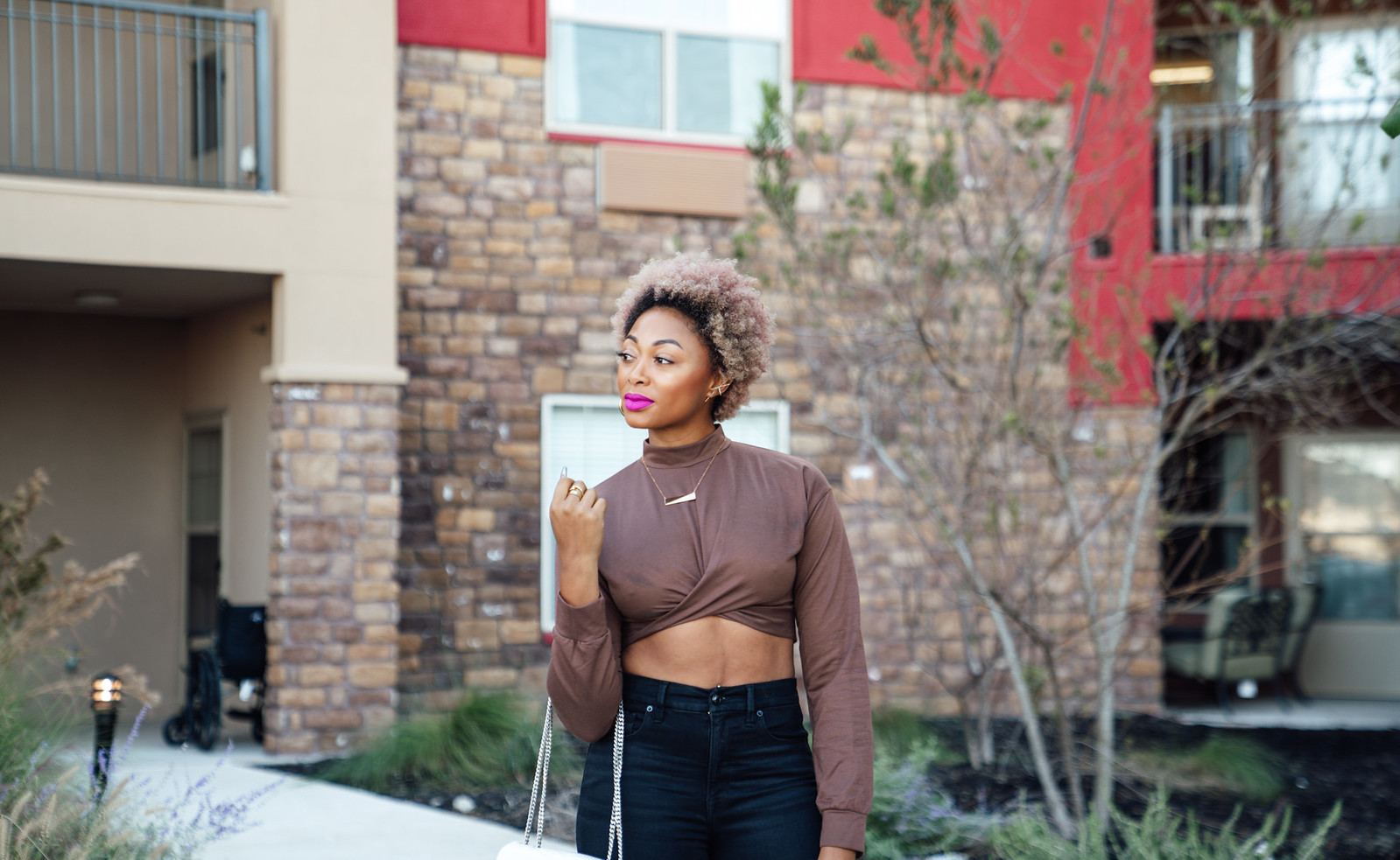 how to style a crop top with high waisted jeans