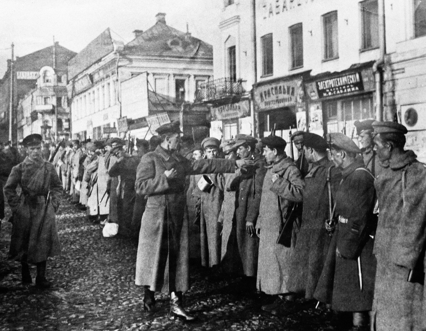 1920. Бойцы продовольственного отряда стоят в строю перед отправкой в деревню