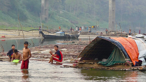 bandarban bangladesh bangladesch chittagonghilltracts chittagong hill tracts cht southasia asia district restricted area jumma tribal bamboo live work raftsmen rafts sangu river landscape pemandangan village dorf