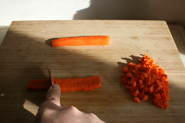 06 - Dice carrots / Möhren würfeln