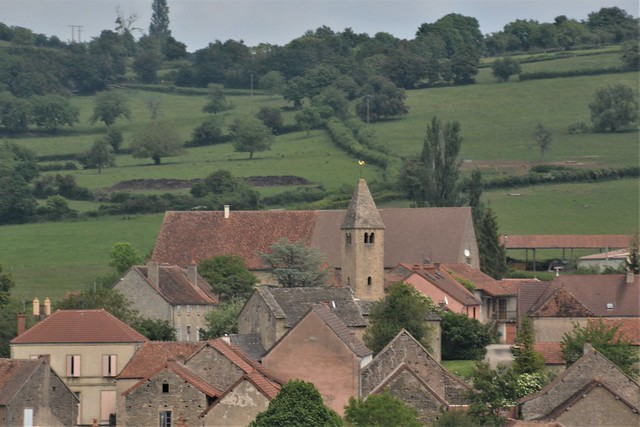 village dans la brume