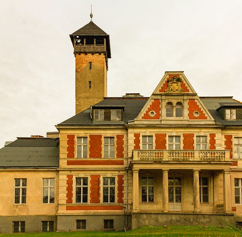 front view with the tower by ftrc, <a href="https://fotostrasse.com/queens-gambit-locations-schloss-schulzendorf" rel="noreferrer nofol