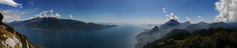 20200901-021F | Panoramablick von der Cima Comer (1281 m) zum Monte Baldo (2218 m), über den Gardasee und zum Monte Pizzocolo (1581 m). Gardasee, 01.09.2020