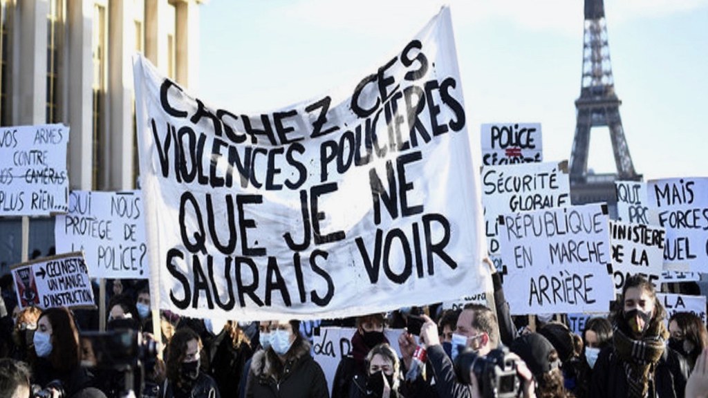  數千名法國民眾湧入巴黎人權廣場抗議馬克宏政府的《全球安全法案》。（圖片來源：mediapart.fr）