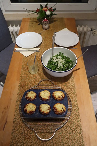 Mini-Champignon-Quiches mit Feldsalat (Tischbild)
