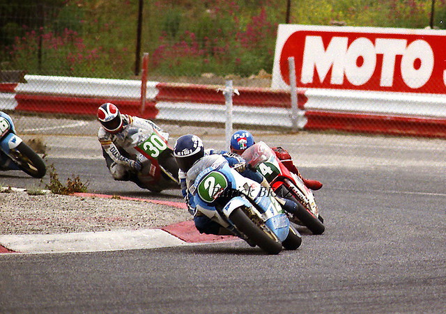 Christian Sarron (2), Alan Carter (14) Yamaha et Sito Pons (30) JJ Cobas 1984