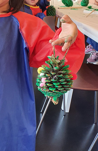 Pine cone decorations craft, Tūranga