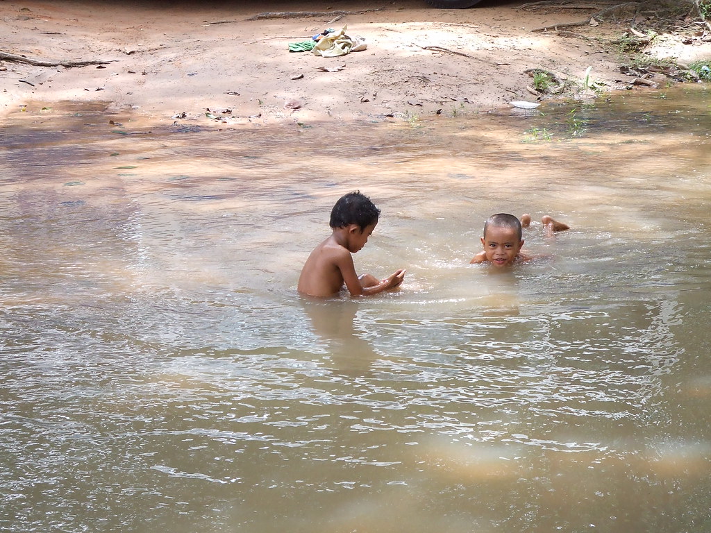 Another pair of Cambodian children, this time in a pool at the entrance to Banteay Kdei