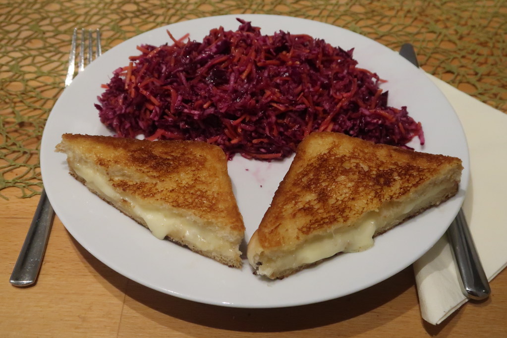 Grilled Cheese Toast zu Rotkohl-Möhren-Apfel-Salat (mein T… | Flickr