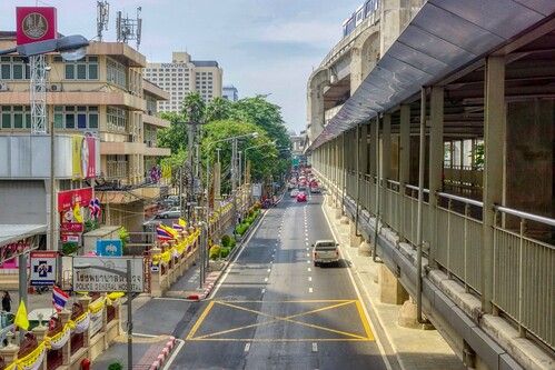 sony alpha 77 slt dslr southeast asia thailand bangkok sukhumvit road urban city skywalk bts skytrain street
