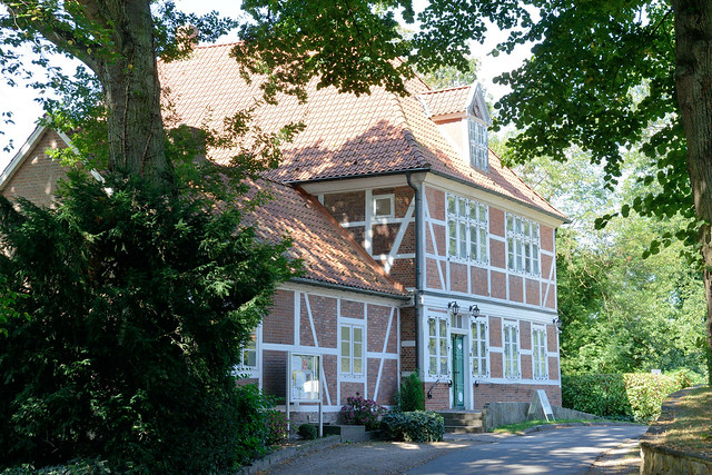 2082  Fotos aus dem Hamburger Stadtteil Ochensenwerder, Bezirk Bergedorf. Pfarrhaus / Pastorat in Hamburg Ochsenwerder, erbaut 1634; 1742 grundlegend erneuert.