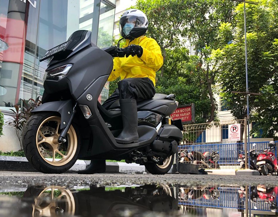 Tips Berkendara Sepeda Motor Saat Hujan