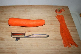 01 - Peel carrot / Möhre schälen