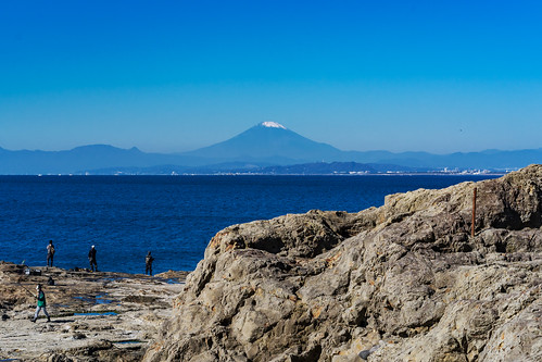 fujisawa enoshima enoshimaisland city street cityscape landscape coast chigogafuch mtfuji fuji fujisan sky sea blue people sony α7c ilce7c sonnartfe55mmf18za sel55f18z