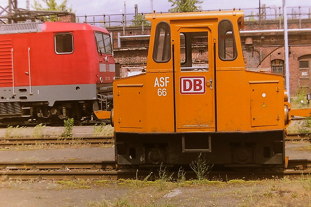 DEUTSCHE BAHN/GERMAN RAILWAYS AKKUMULATOR SCHLEPP FAHRZEUGE BATTERY ELECTRIC SHUNTER  ASF 66 14266