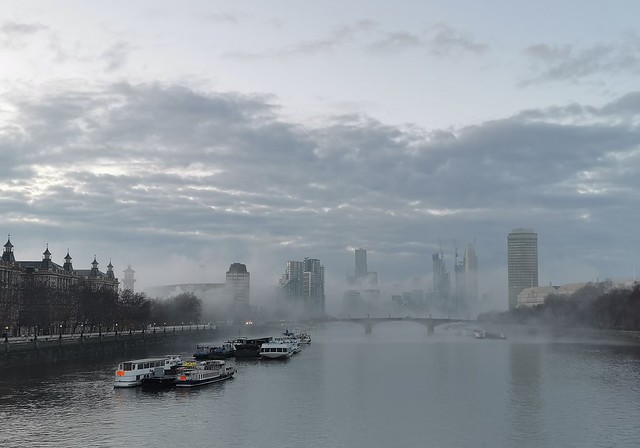 Foggy morning on the Thames 20-11-27 (1)