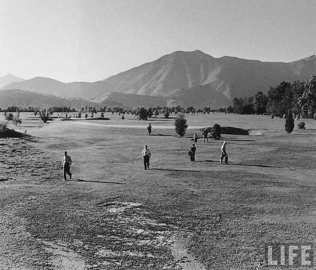 Playing golf is German Ambassador to Chile, Baron von Scheon.  l Club de Golf Los Leones, vista hacia el norte, 1941 al fondo  cerro El Carbón