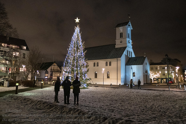 Entzünden der Lichter der Weihnachtstanne in Reykjavik