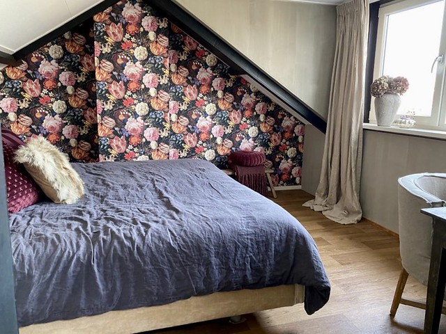 Bloemenbehang landelijke slaapkamer linnen dekbed en gordijnen