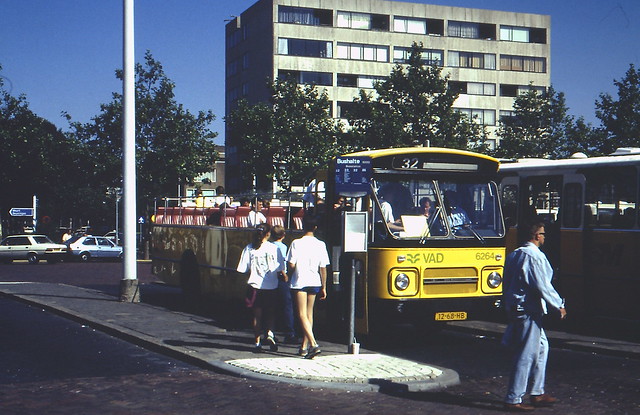 VAD 6264 met kenteken 12-68-HB Cabriobus in het streekbus station van Nijmegen